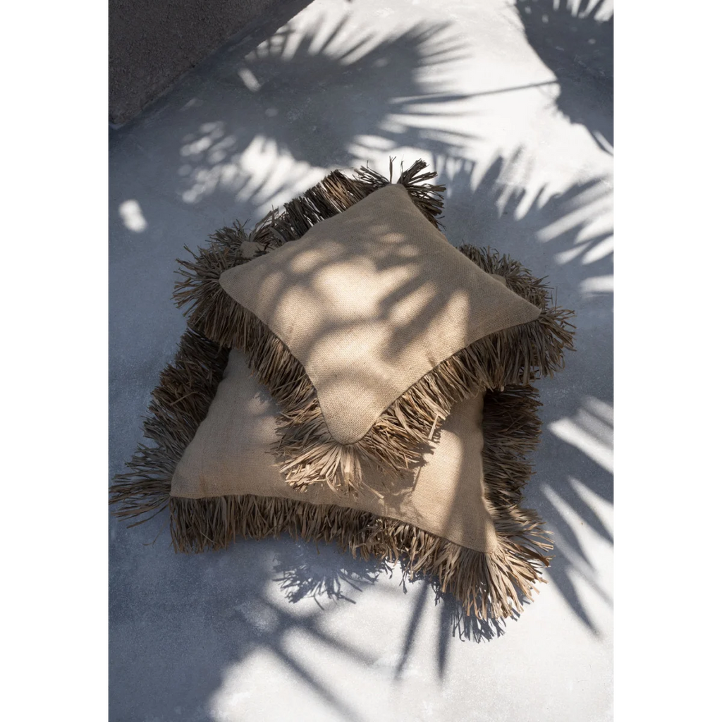 Housse de coussin carrée en jute et raphia beige avec franges