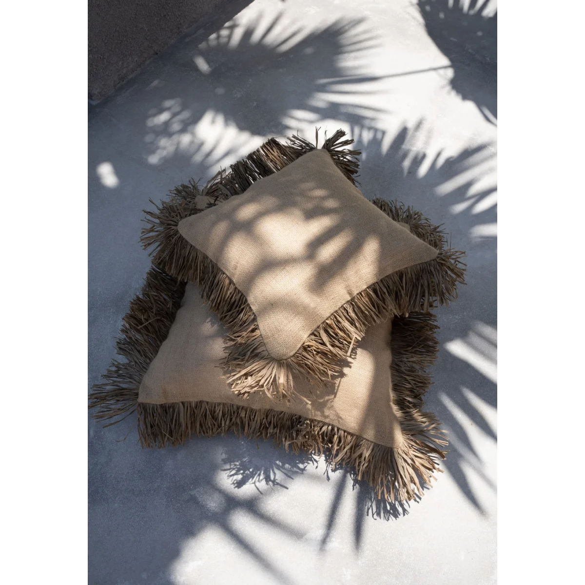 Housse de coussin carrée en jute et raphia beige avec franges