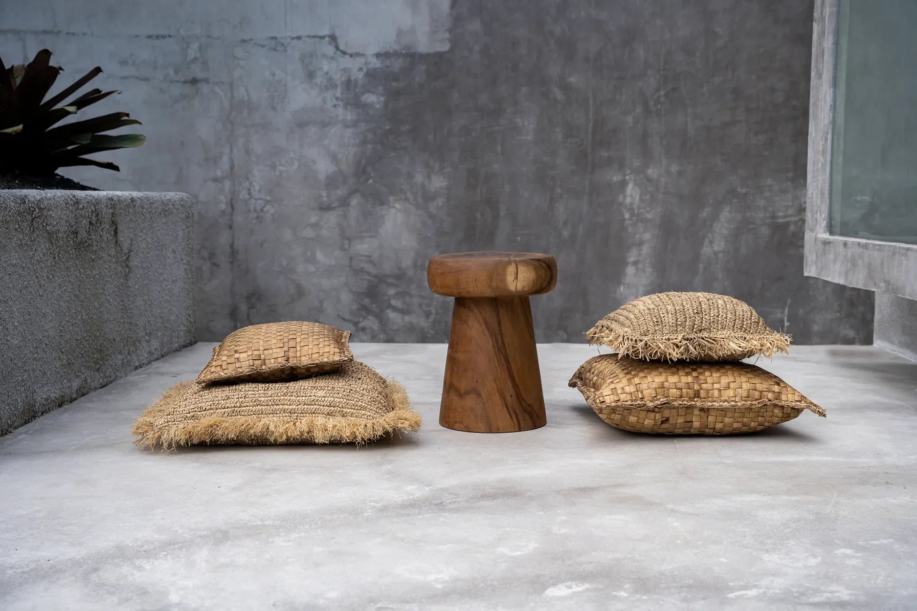Décoration intérieure rustique avec coussin carré en raphia naturel 60x60 cm