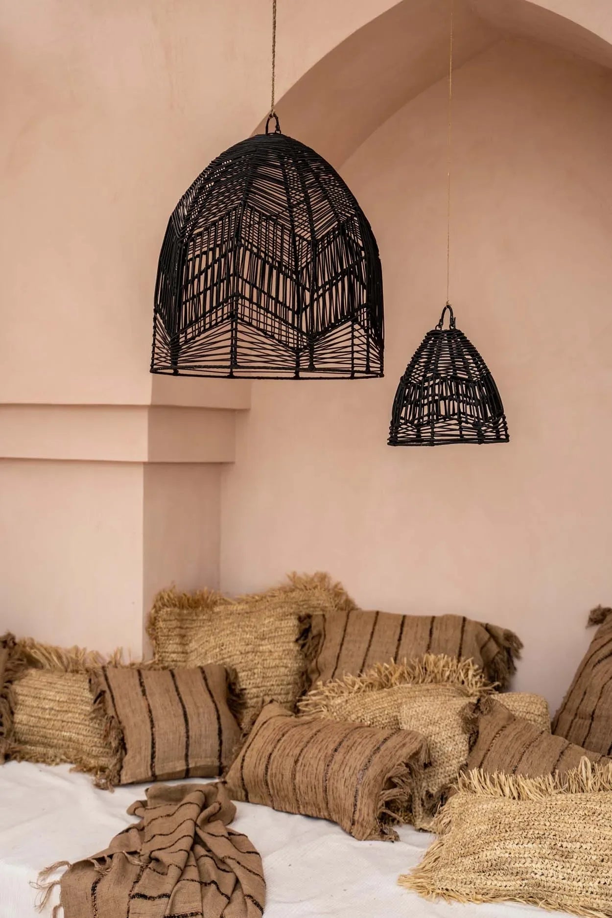 Lampe suspendue en tissage noir pour décoration intérieure élégante