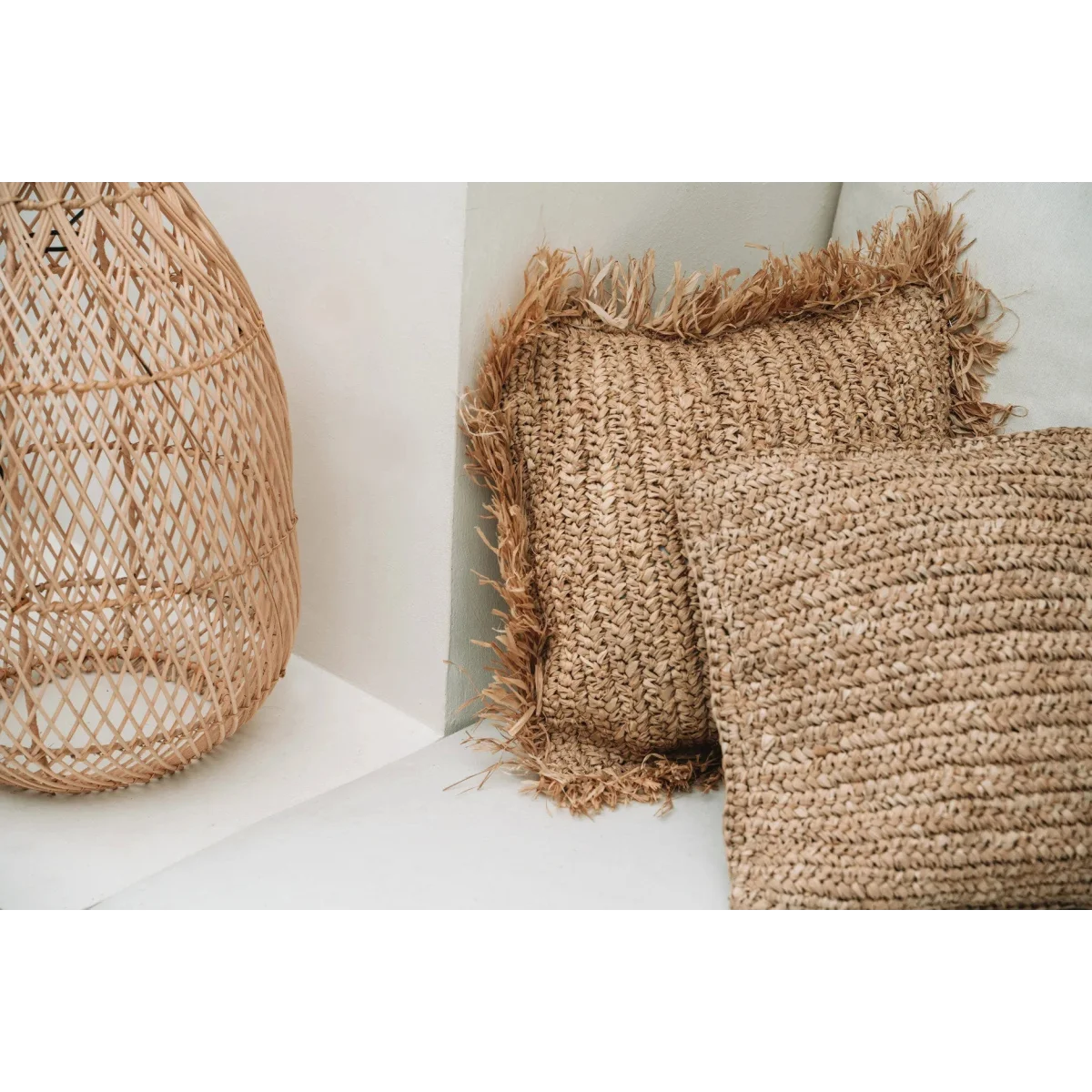 Chaise panier tressée en raphia naturel aux bords frangés ton neutre