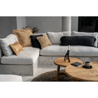 Canapé sectionnel blanc avec coussins en raphia tressé noir