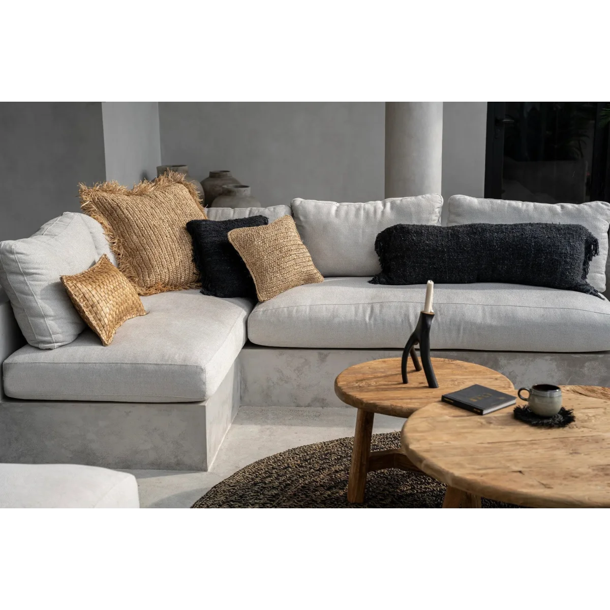 Canapé sectionnel blanc avec coussins en raphia tressé noir