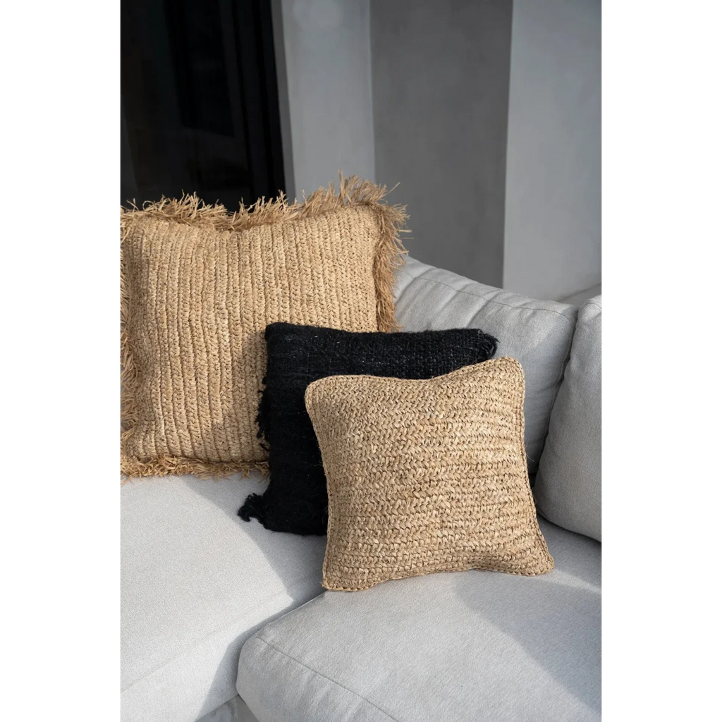 Housse de coussin carrée en raphia naturel tressé beige texturé avec franges et accents noirs