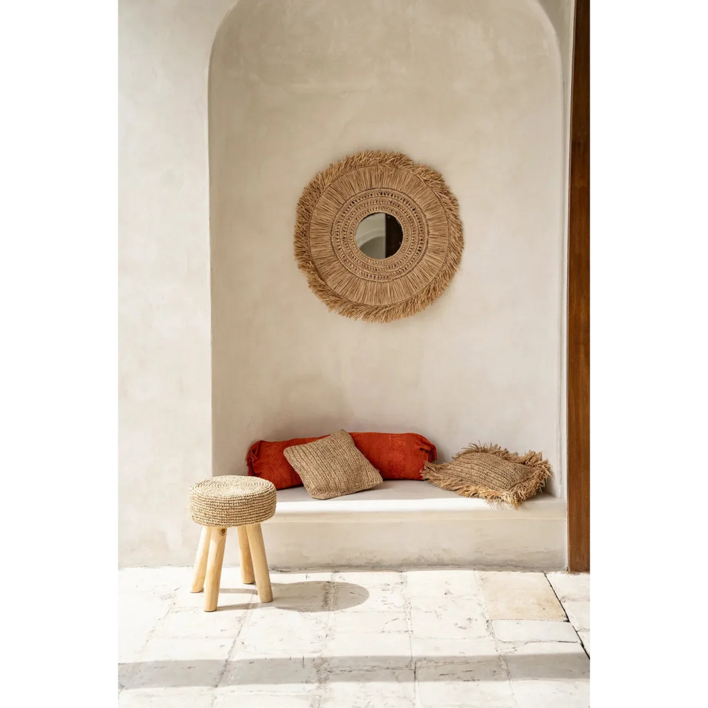 Miroir en rotin aux bords frangés et tons bruns naturels