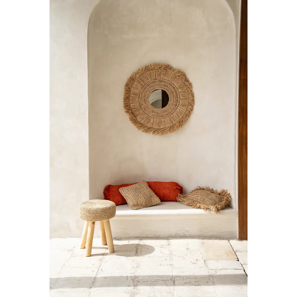 Miroir en rotin aux bords frangés et tons bruns naturels