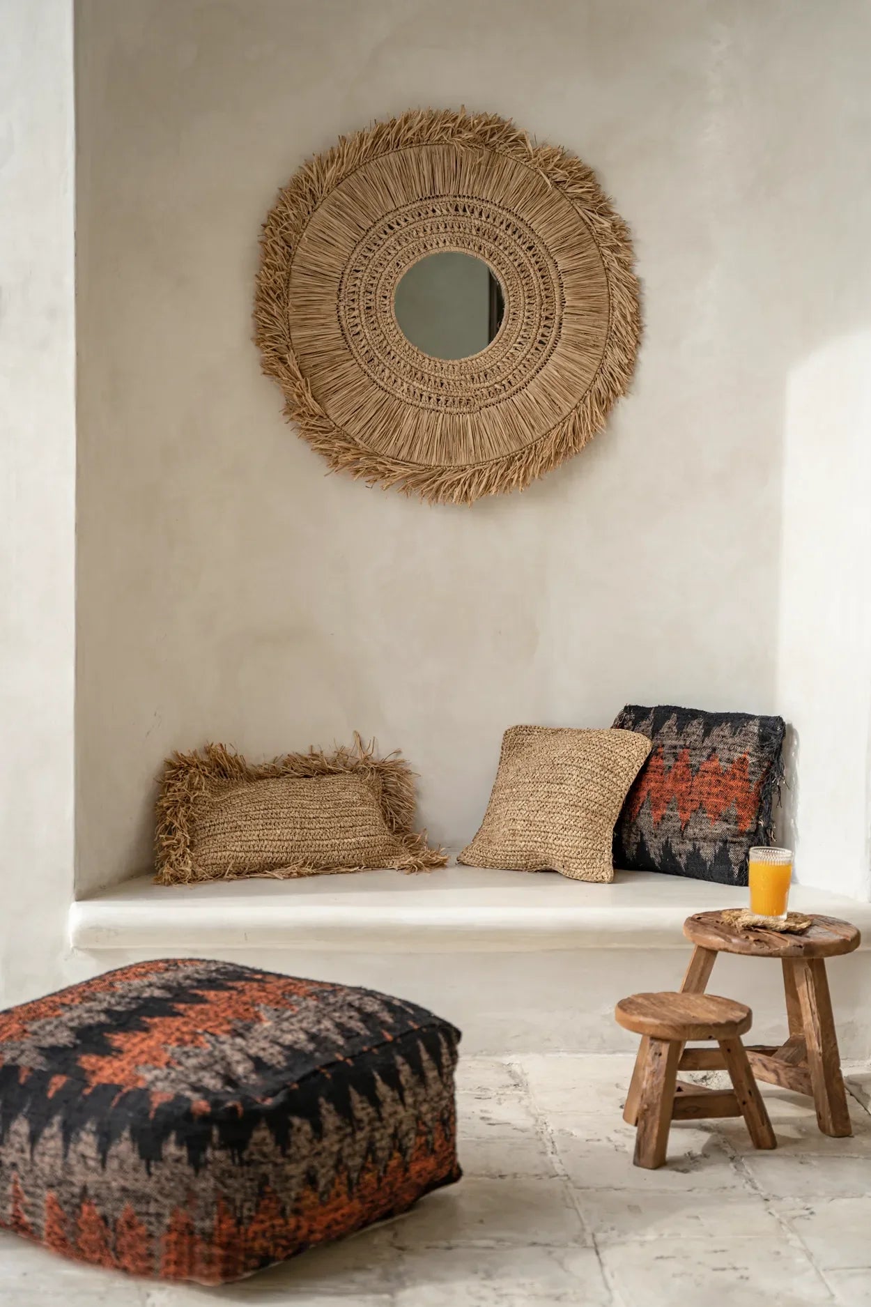 Housse de coussin carrée en raphia naturel tressé dans une décoration de chambre bohème