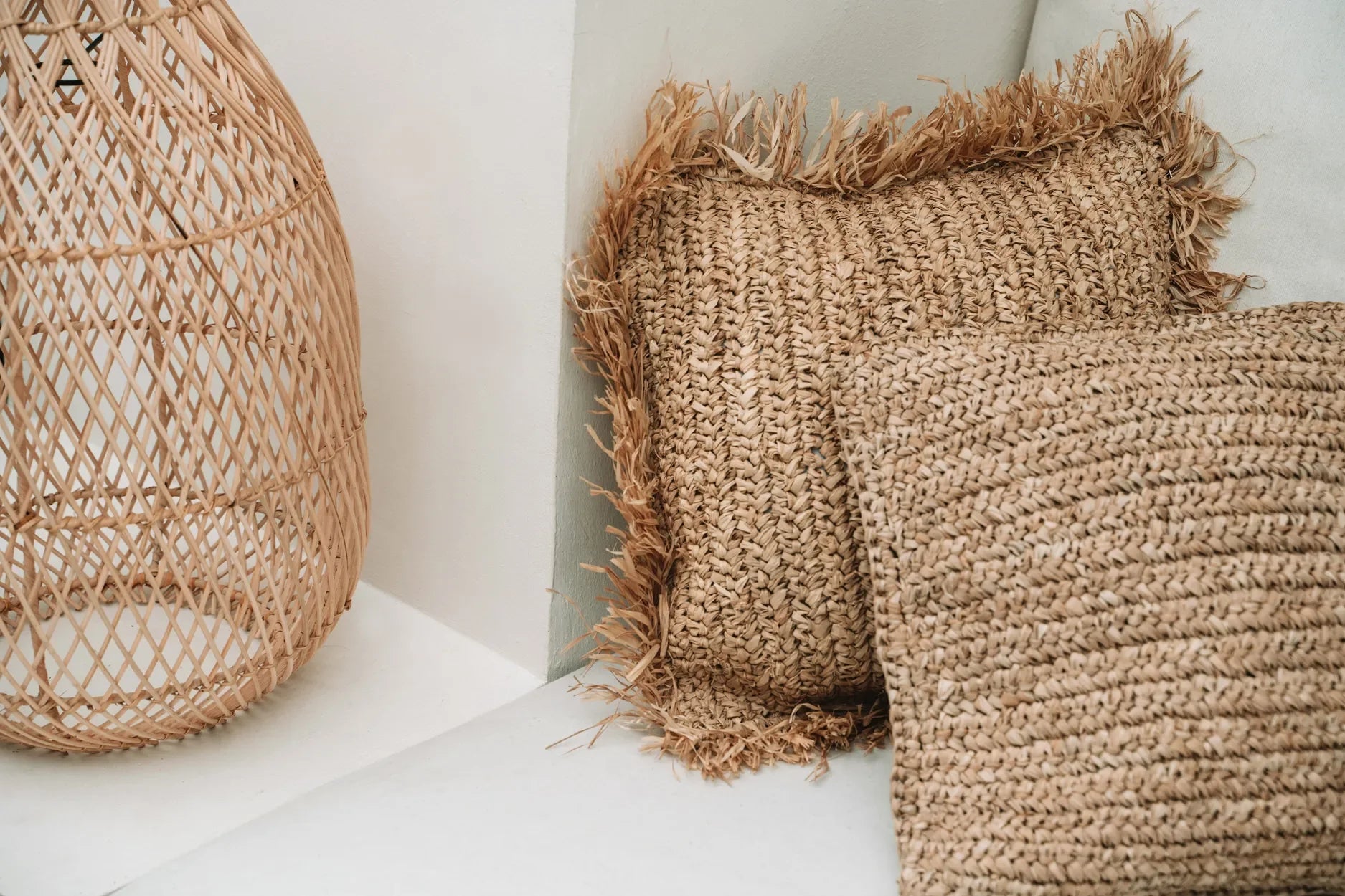 Housse de coussin carrée en raphia naturel tressé avec oreilles à franges