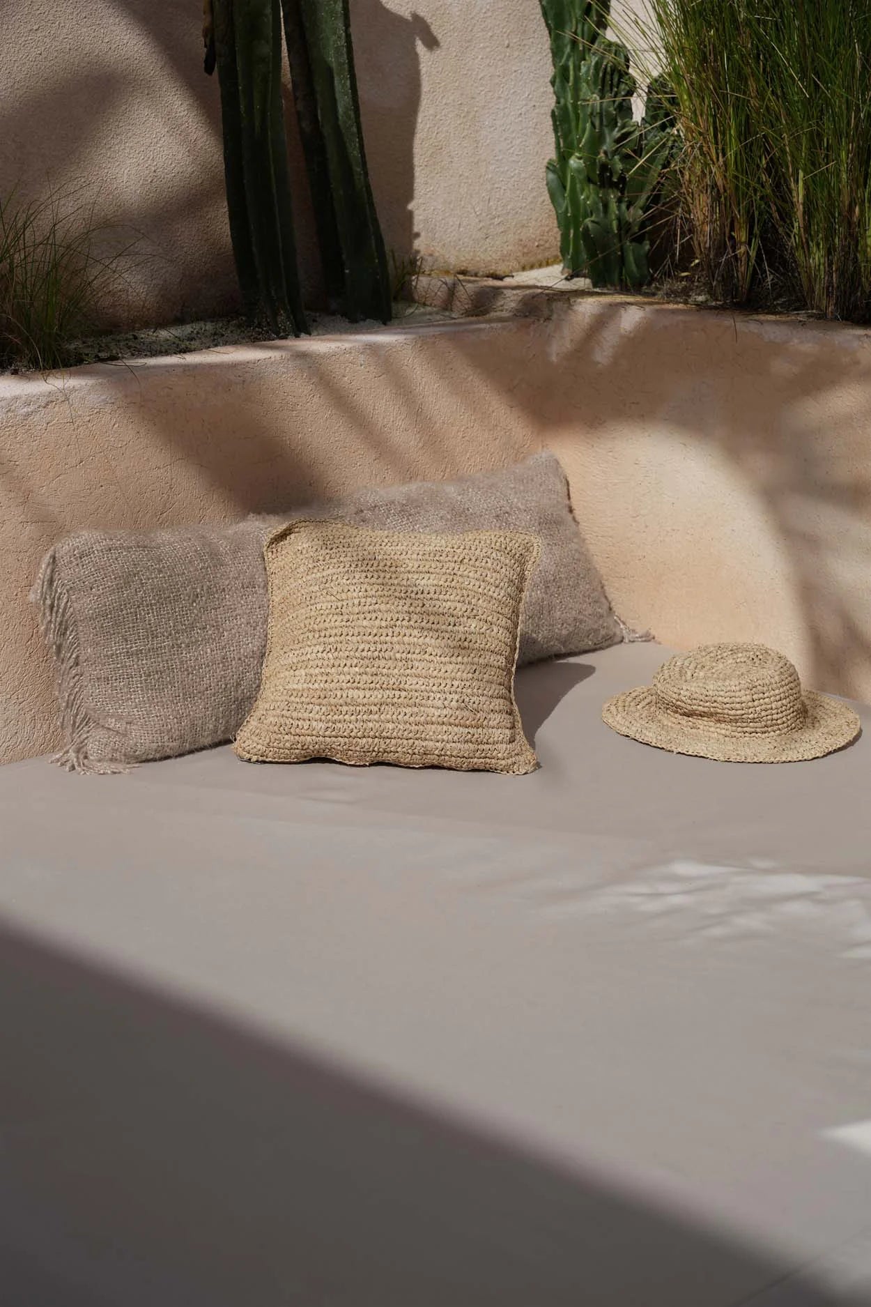 Housse de coussin carrée en raphia naturel tressé avec des oreillers en paille et un chapeau