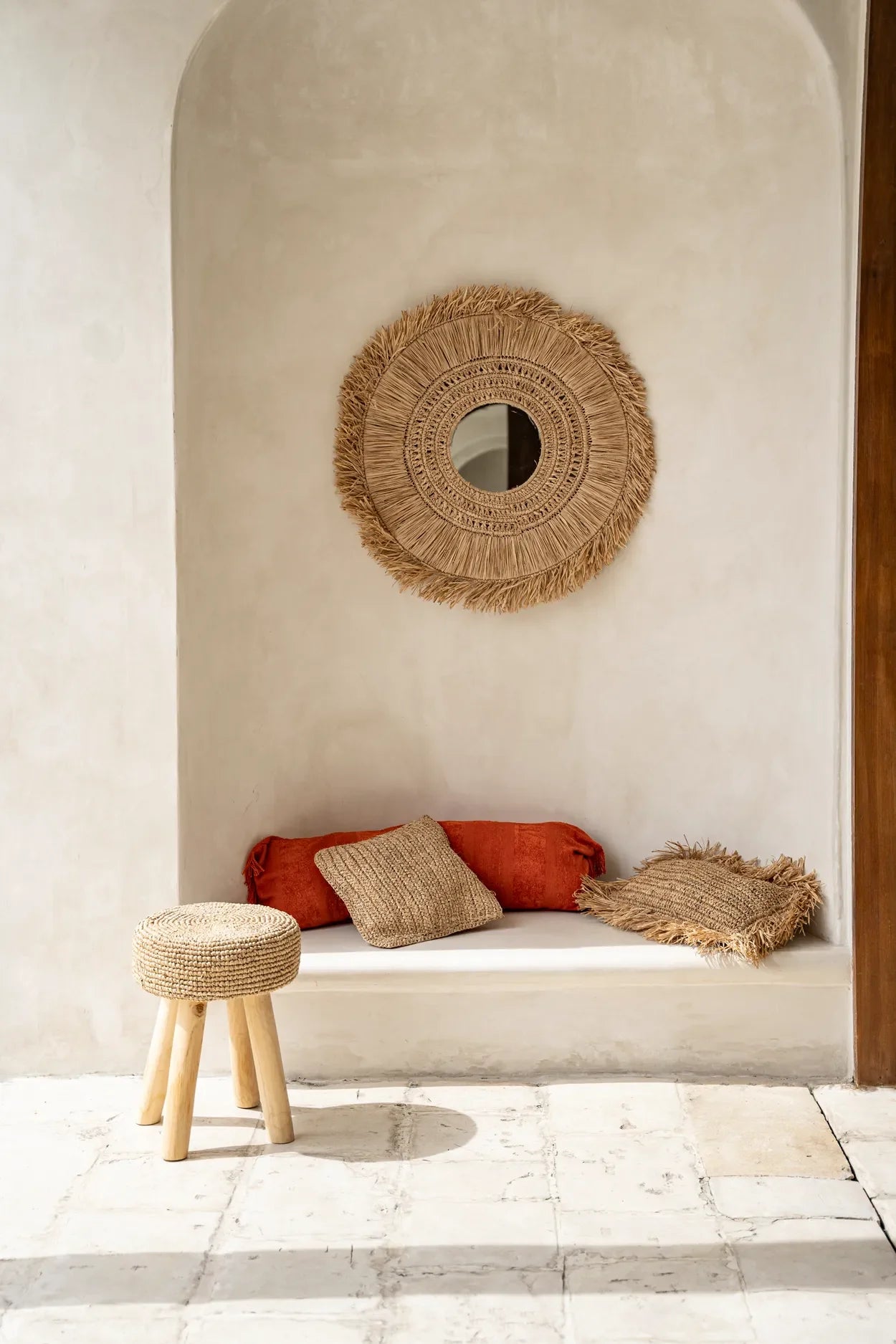 Miroir rond tissé avec franges en raphia naturel pour décoration intérieure