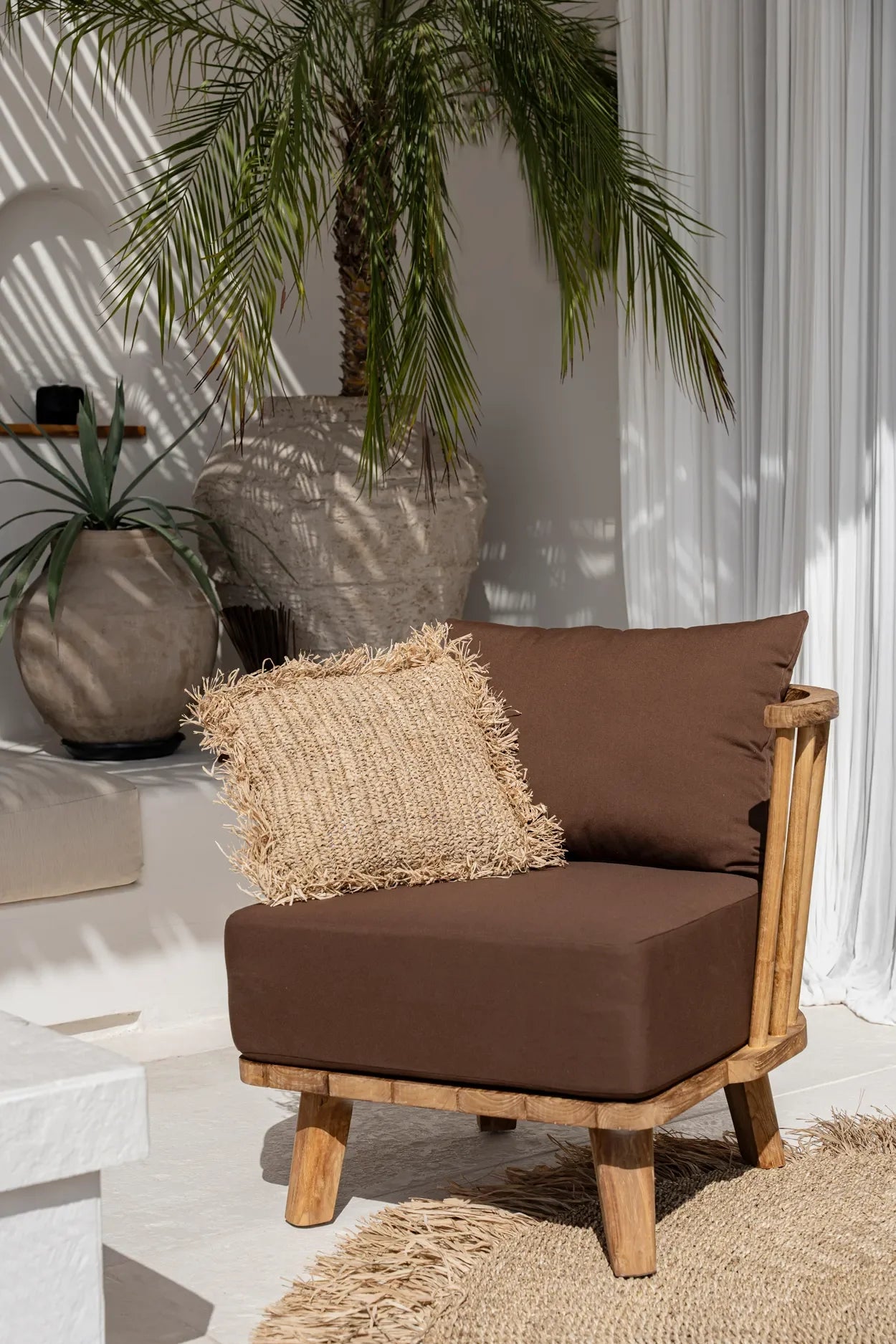 Fauteuil en rotin marron avec coussin tissé, idéal pour la Housse de coussin carrée en raphia naturelle 40x40 cm