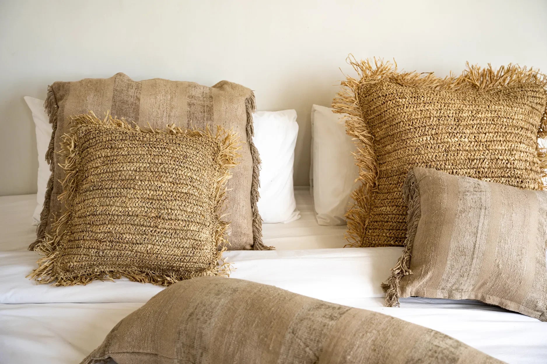 Coussin carré en raphia naturel avec texture décorative 40x40 cm