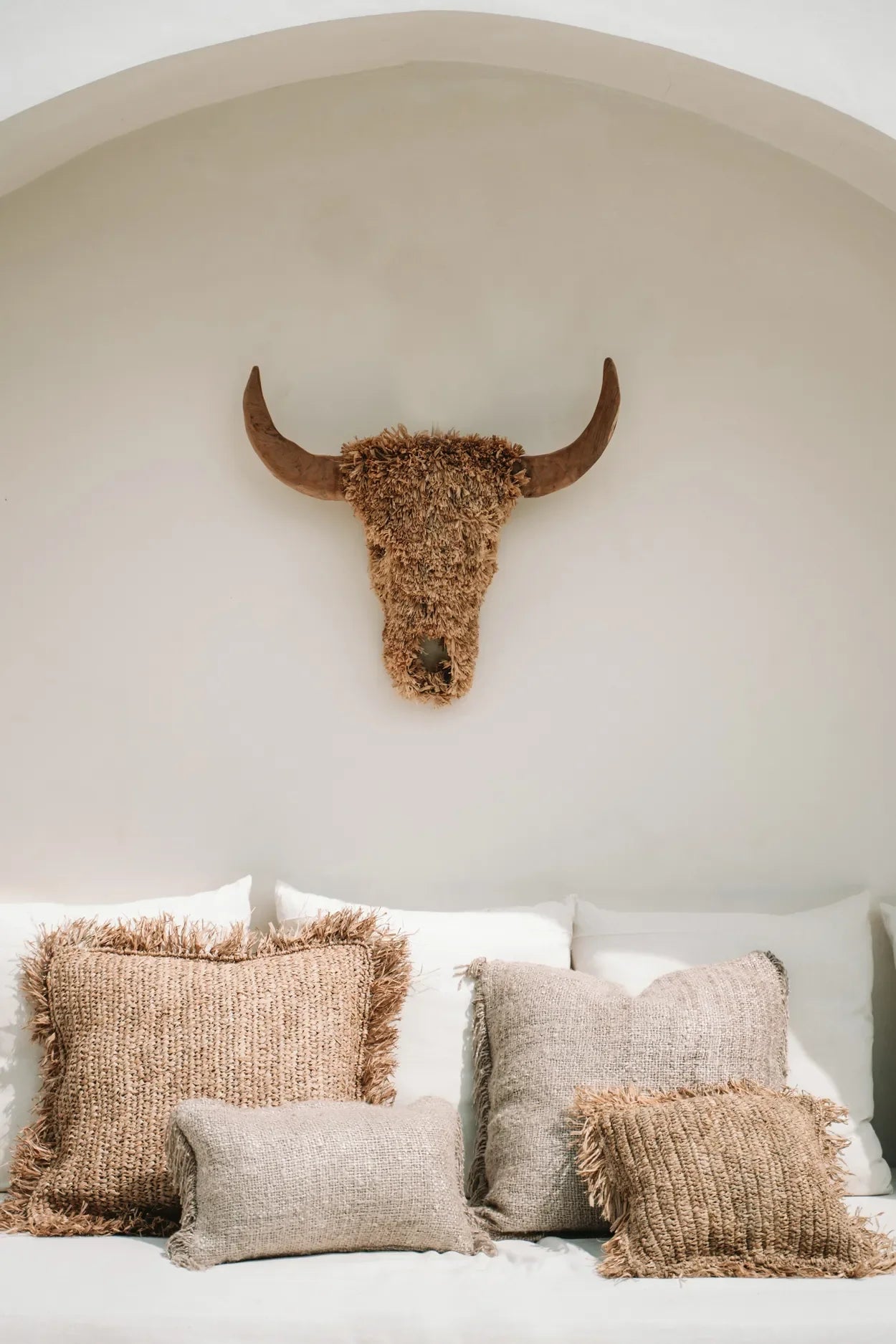 Dessus de coussin carré en raphia naturelle avec décoration murale en crâne de taureau texturé