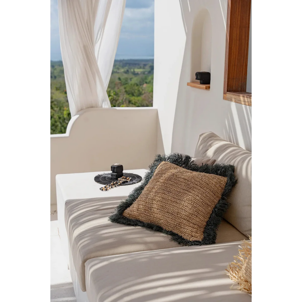 Coussin carré en raphia noir naturel avec franges foncées, 60x60 cm