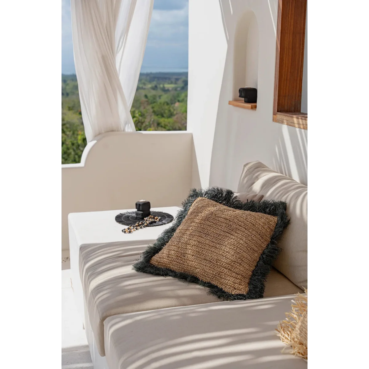 Coussin carré en raphia noir naturel avec franges foncées, 60x60 cm