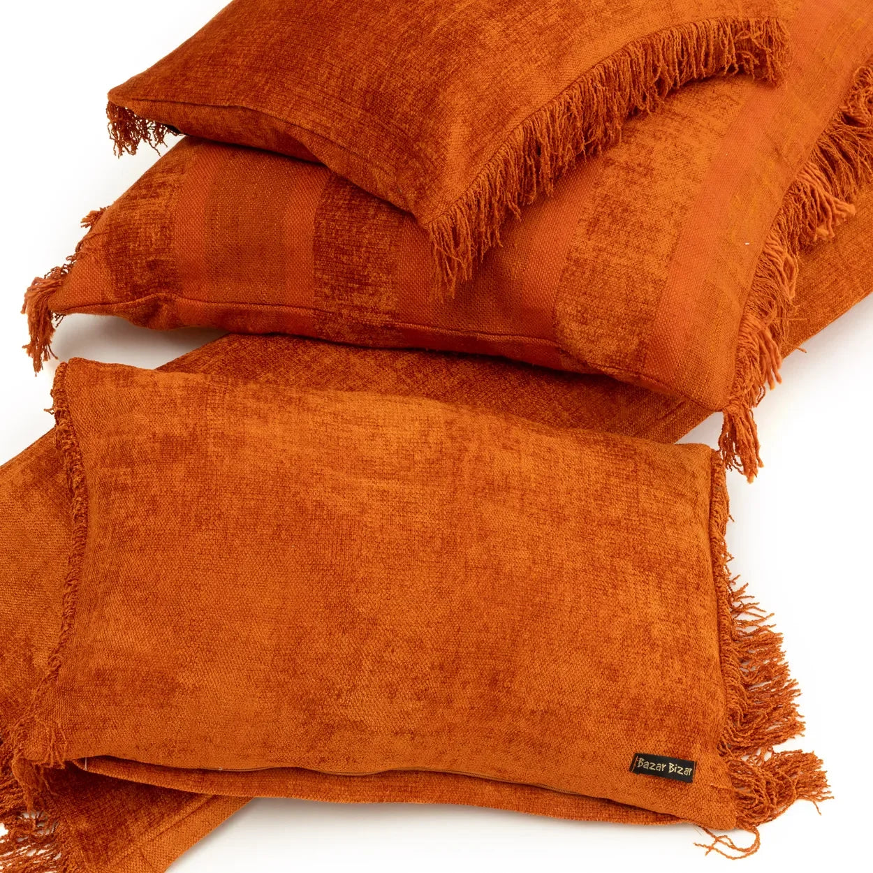 Housse de coussin carrée en velours rouille avec franges et oreillers orange délicats