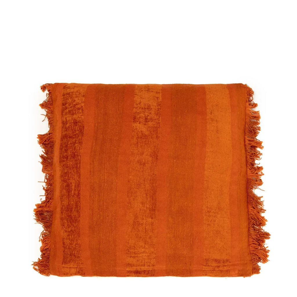 Coussin carré en velours rouille avec rayures orange et franges de 60x60 cm