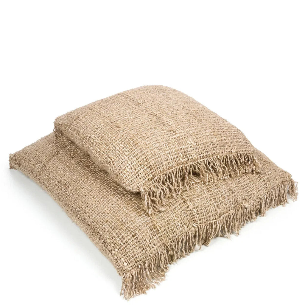 Deux coussins en toile de jute beige avec franges, dimensions 60x60 cm