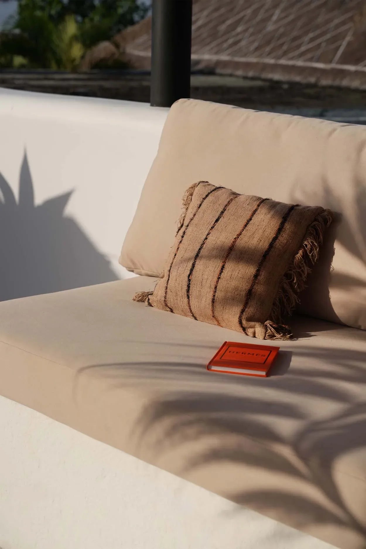 Coussin beige en coton avec rayures marron 40x40 cm pour décoration intérieure
