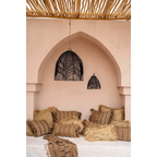 Suspension en rotin noir avec deux luminaires, suspendus au plafond en bambou