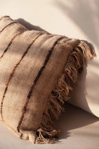 Coussin en coton beige noir avec rayures et franges 40x40 cm
