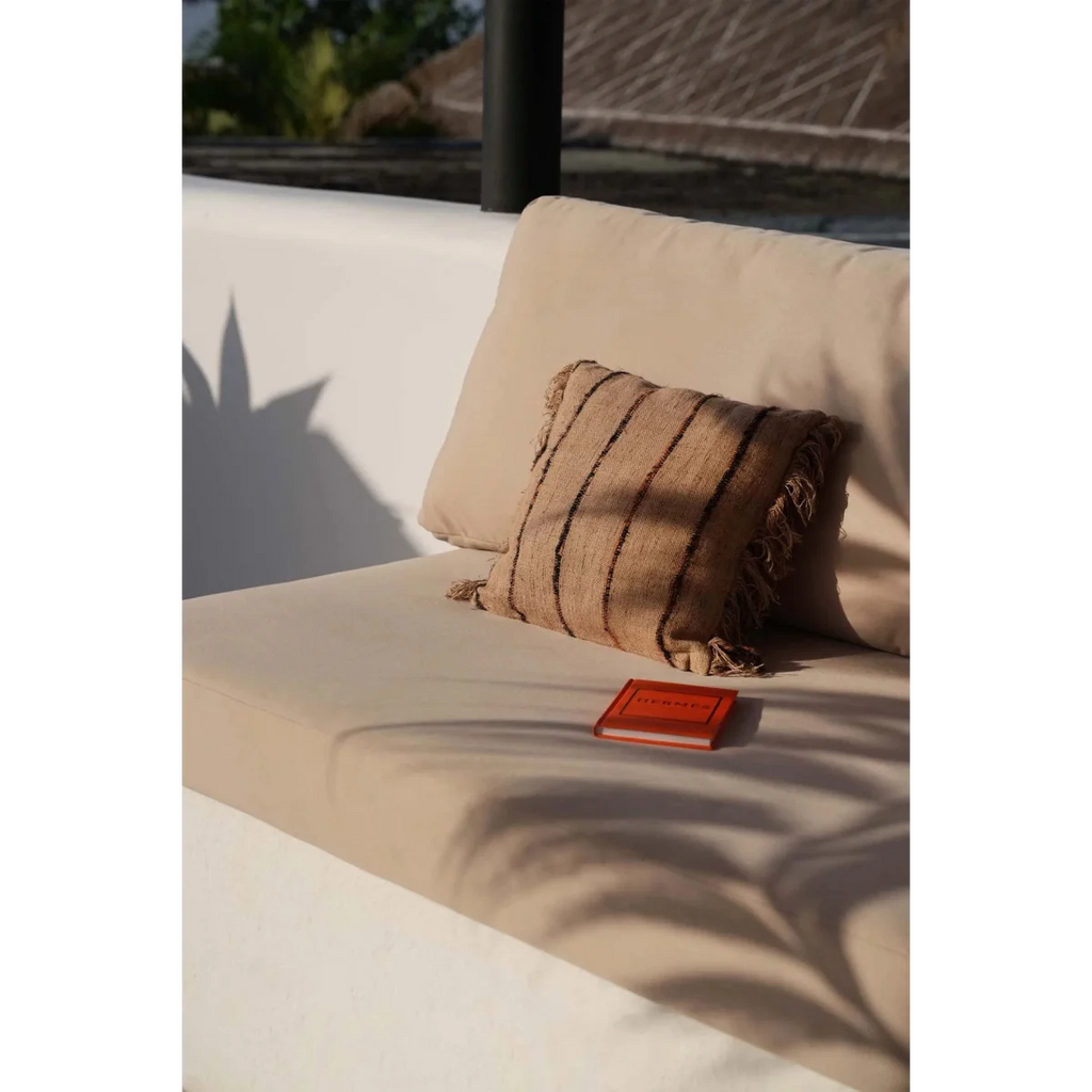 Coussin en coton beige noir 40x40 cm avec livre orange à dos rouge