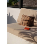 Coussin en coton beige noir 40x40 cm avec livre orange à dos rouge