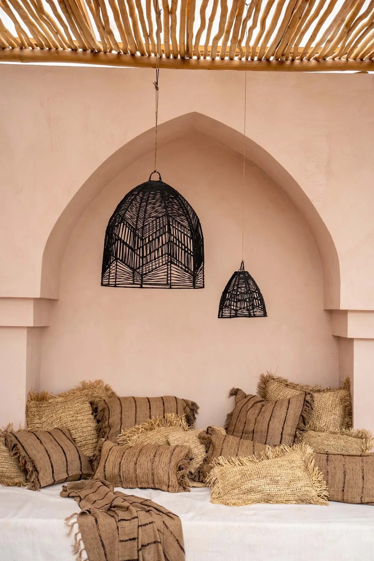 Housse de coussin en coton beige noir 40x40 cm dans un espace de détente marocain