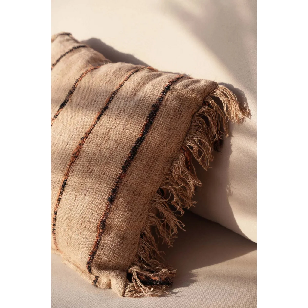 Housse de coussin en coton beige avec rayures marron foncé et bords effilochés