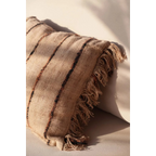 Housse de coussin en coton beige avec rayures marron foncé et bords effilochés