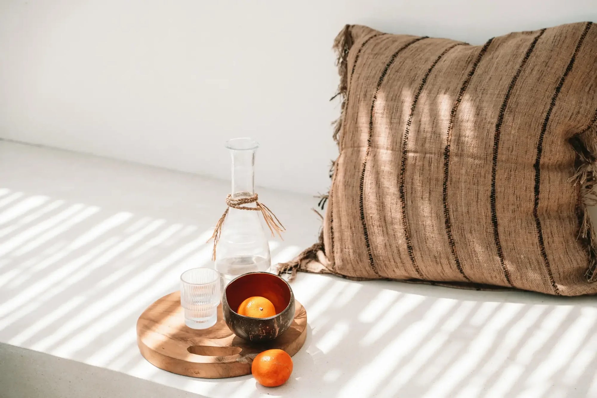 Coussin beige et noir en coton avec rayures marron 60x60 cm