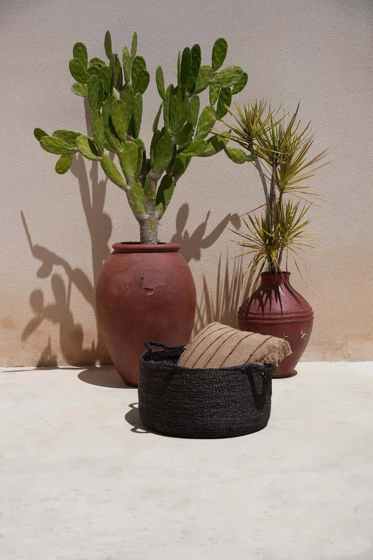 Panier en tissage noir avec un tissu à rayures beige et noir à l’intérieur