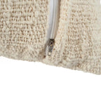 Zoom sur la fermeture éclair d’un coussin en coton blanc naturel avec motif palmier