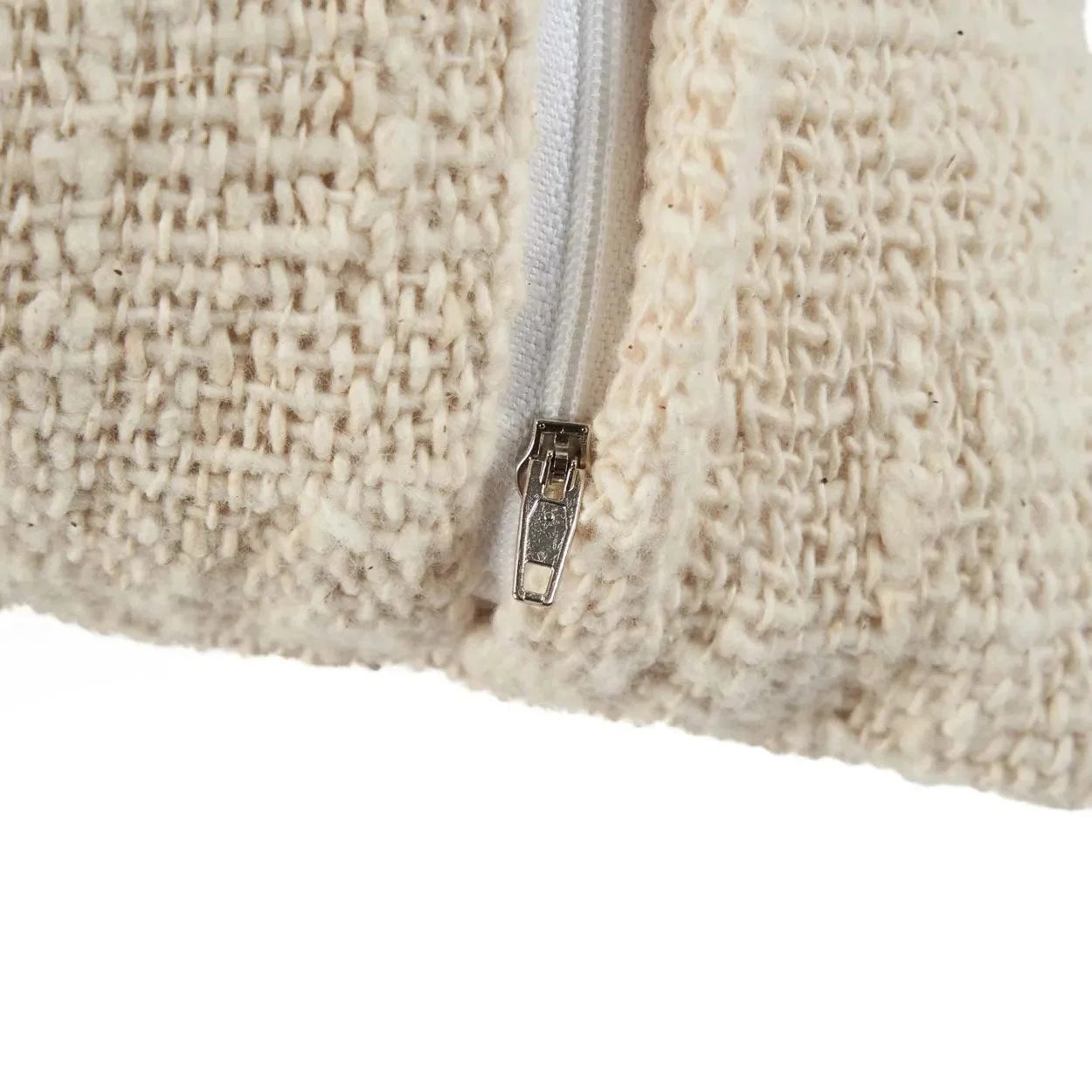 Zoom sur la fermeture éclair d’un coussin en coton blanc naturel avec motif palmier