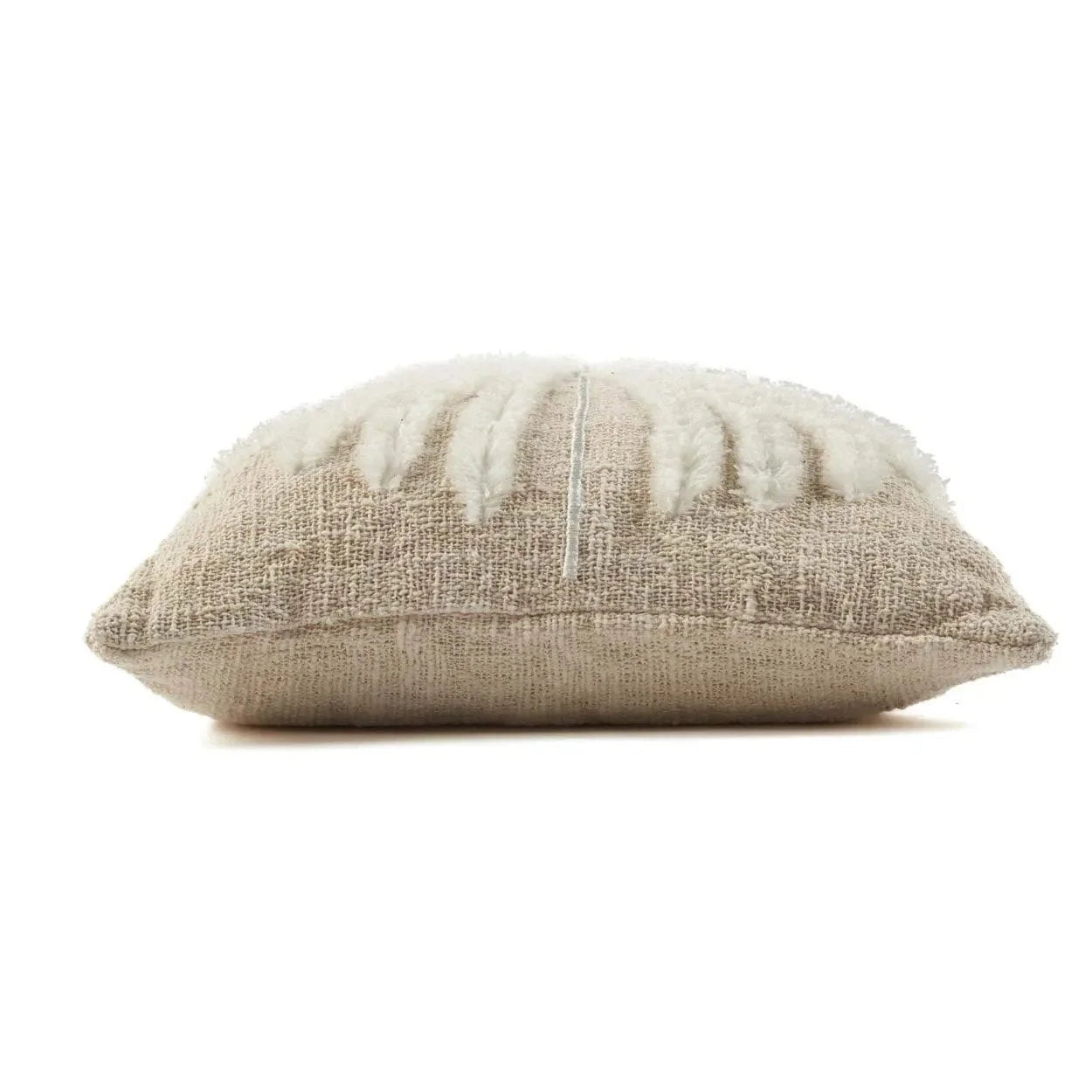 Coussin rectangulaire en coton blanc naturel avec motif palmier stylisé et bord en shag blanc