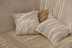 Housse de coussin coton blanc naturel avec motifs palmier stylisé et textures variées