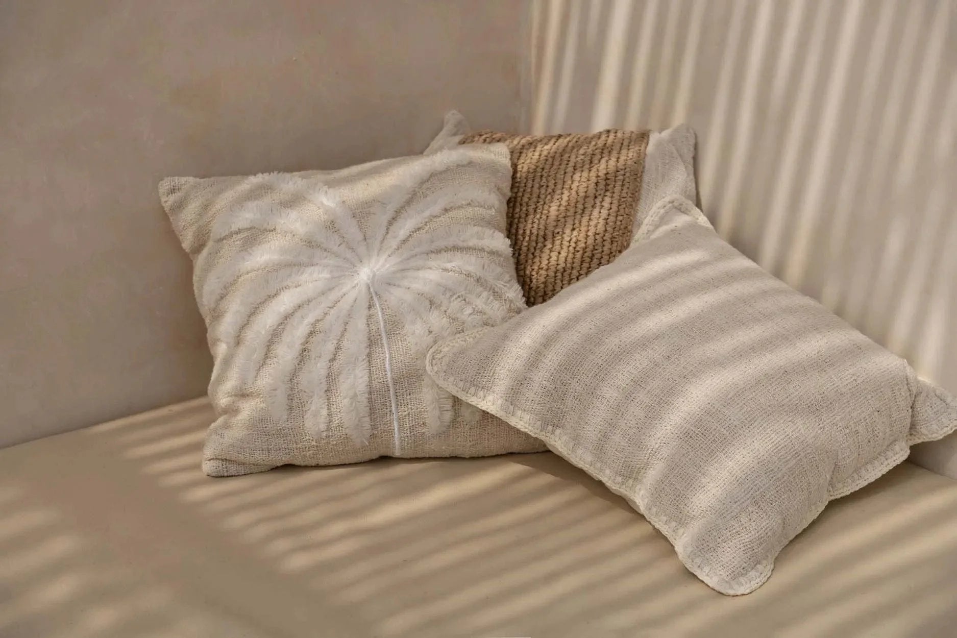 Housse de coussin coton blanc naturel avec motifs palmier stylisé et textures variées