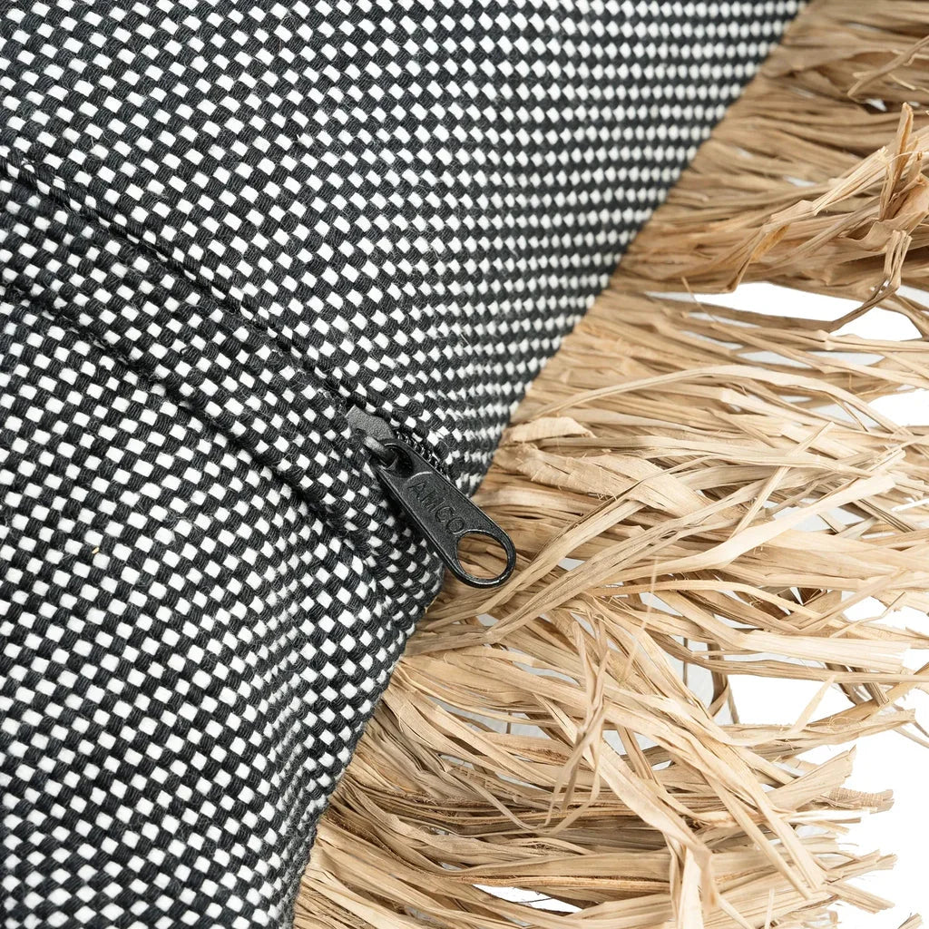 Coussin en coton noir et naturel avec motif à carreaux et frange en paille