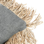 Coussin en coton noir et naturel avec motif noir et blanc et bordure en paille