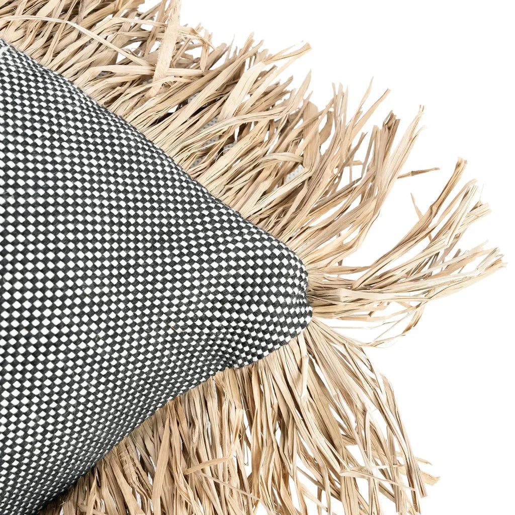 Coussin en coton noir et naturel avec motif noir et blanc et bordure en paille