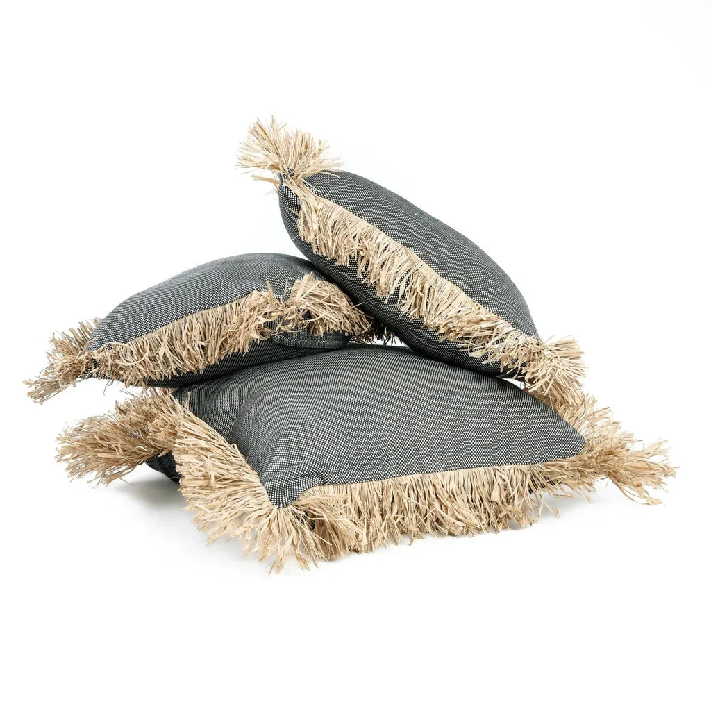 Coussins gris empilés avec des franges, pour la housse en coton Bonita Noir naturel 40x40