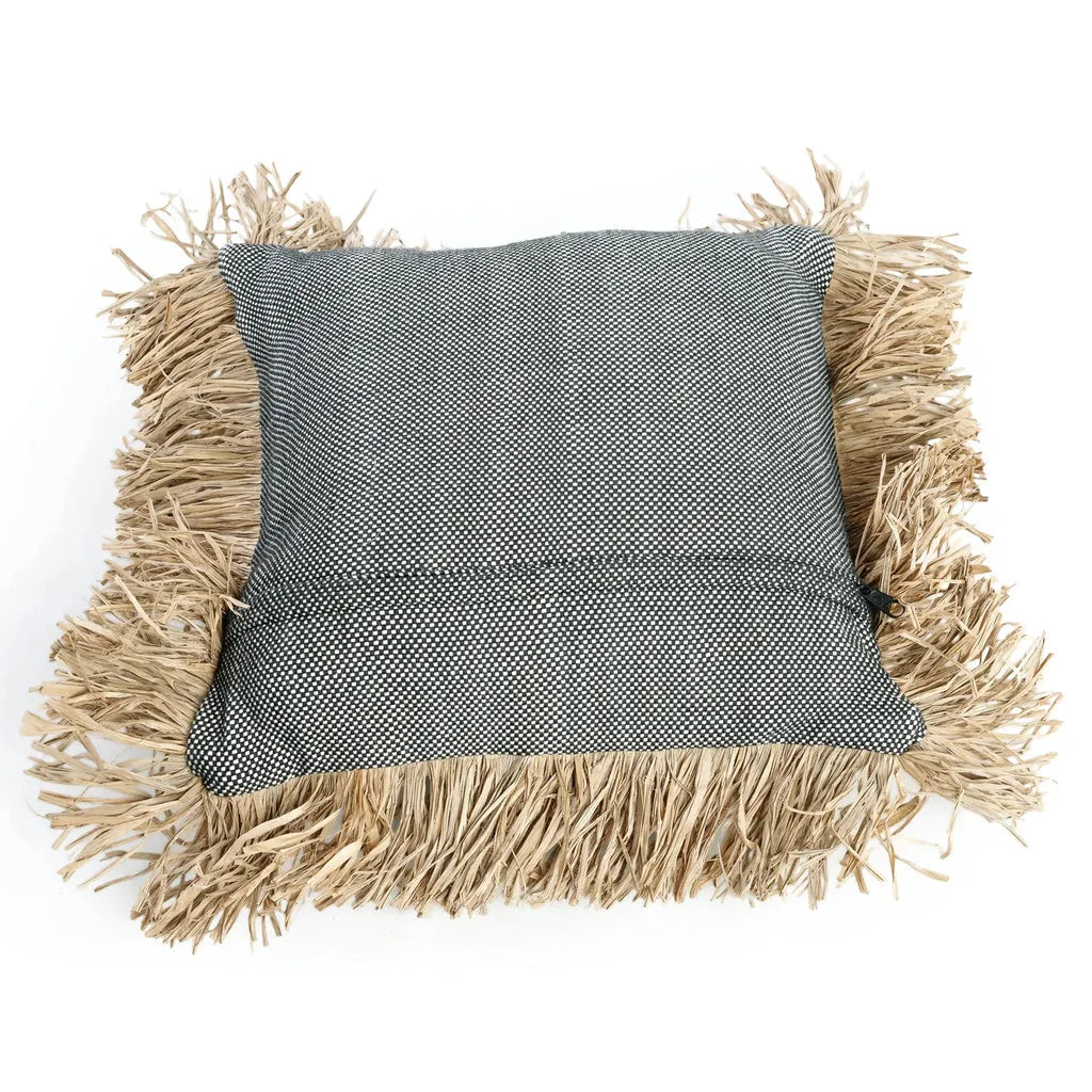 Oreiller en coton noir naturel avec frange en paille, style tissé et élégance naturelle