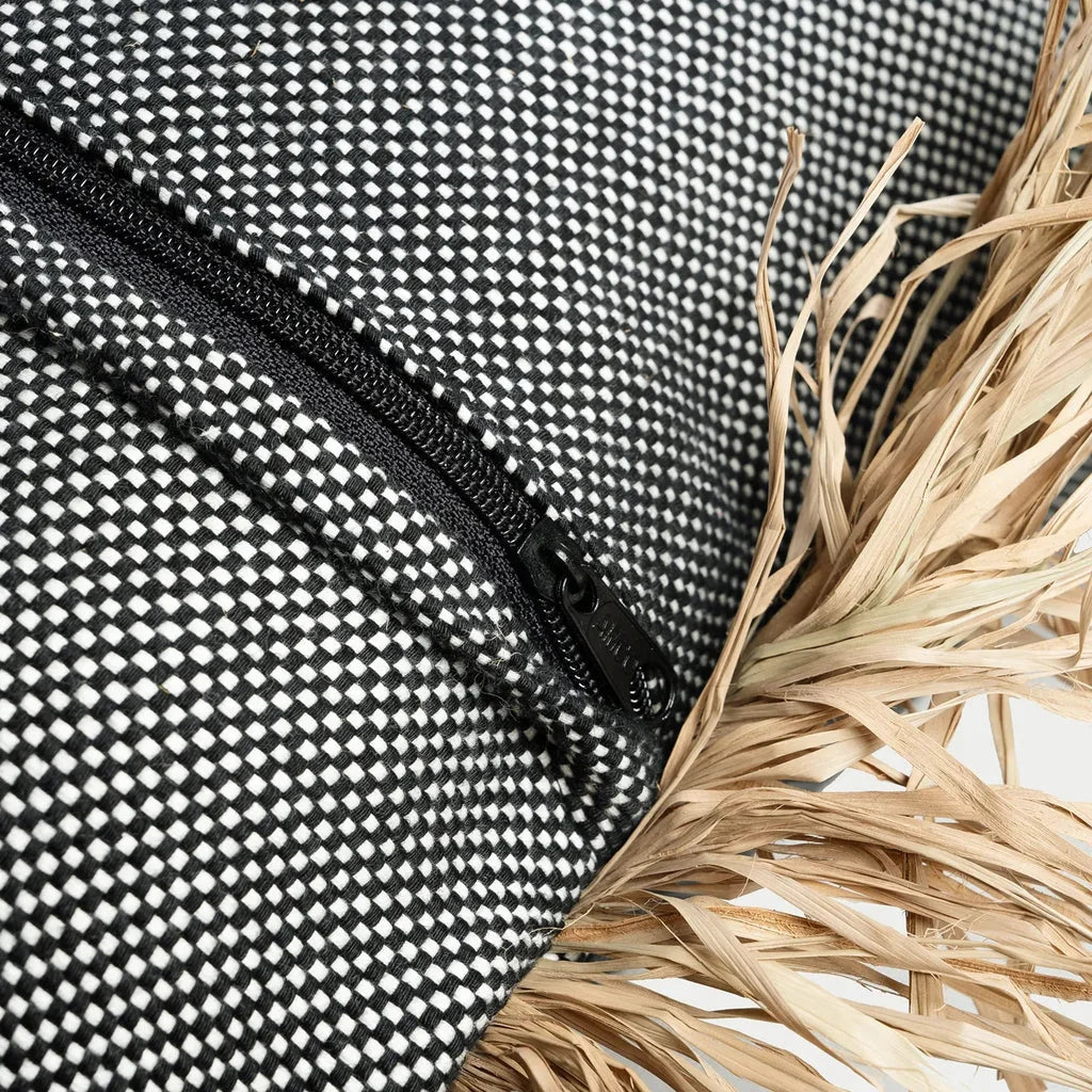 Housse de coussin Bonita en coton noir naturel avec motif checkered et accents en paille