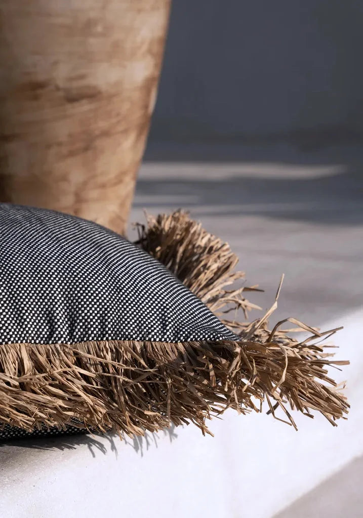 Housse de coussin Bonita en coton noir et naturel avec franges en paille