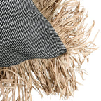Coussin Bonita en coton noir et naturel avec frange en raffia et pois blancs