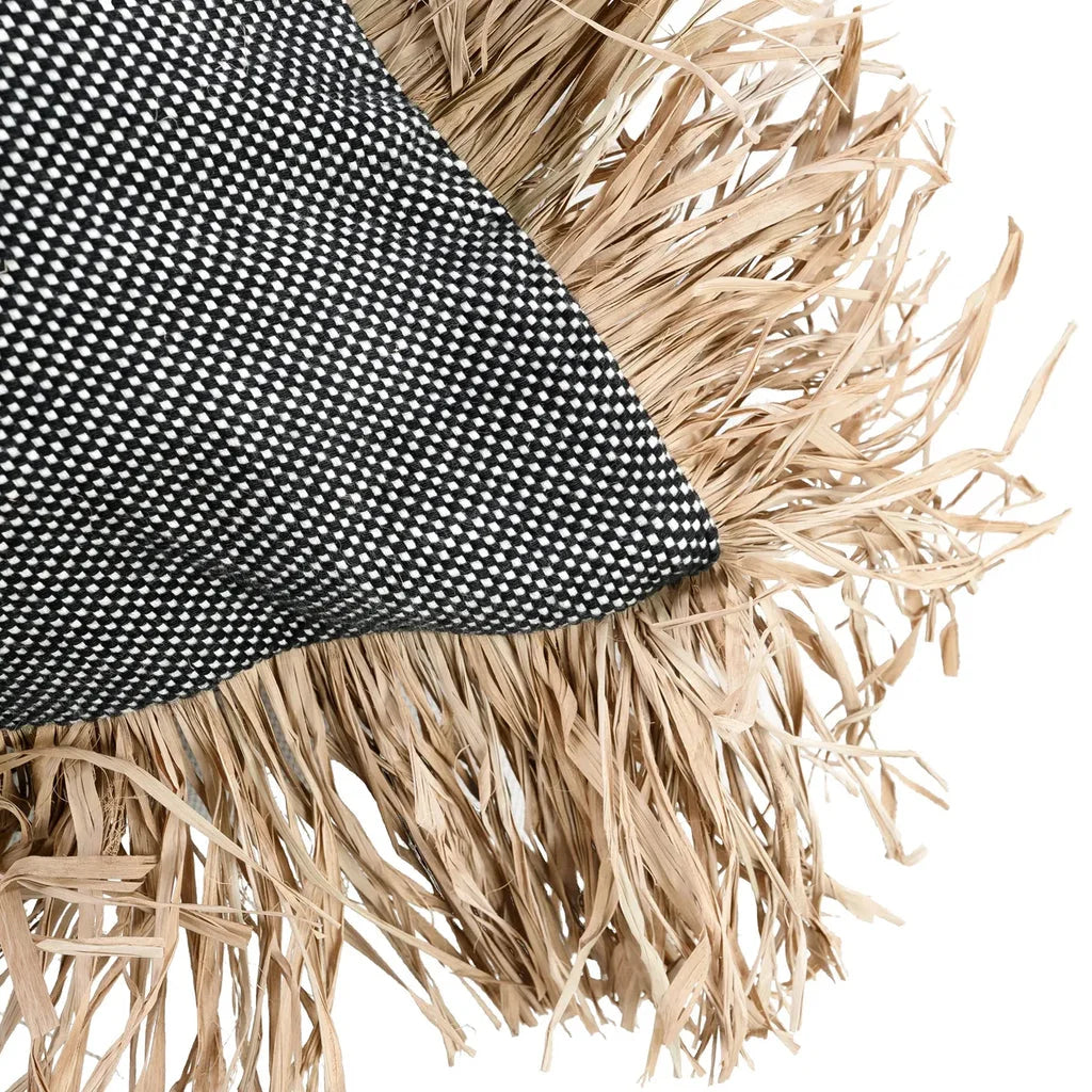 Coussin Bonita en coton noir et naturel avec frange en raffia et pois blancs