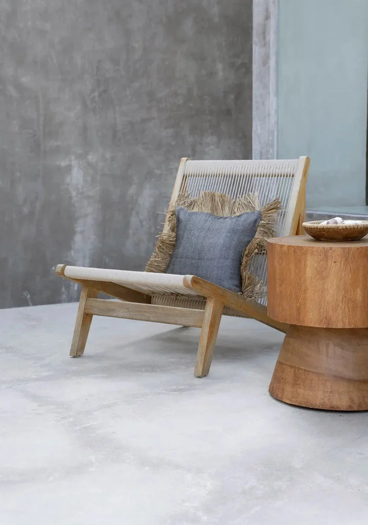 Chaise longue en bois avec coussin bleu et dossier tressé, produit Bonita 60x60