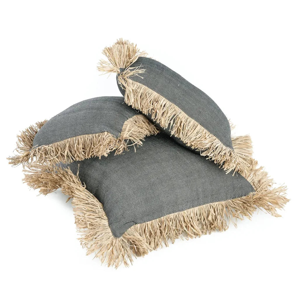 Trois coussins gris à franges de la housse en coton Bonita Noir naturel 60x60