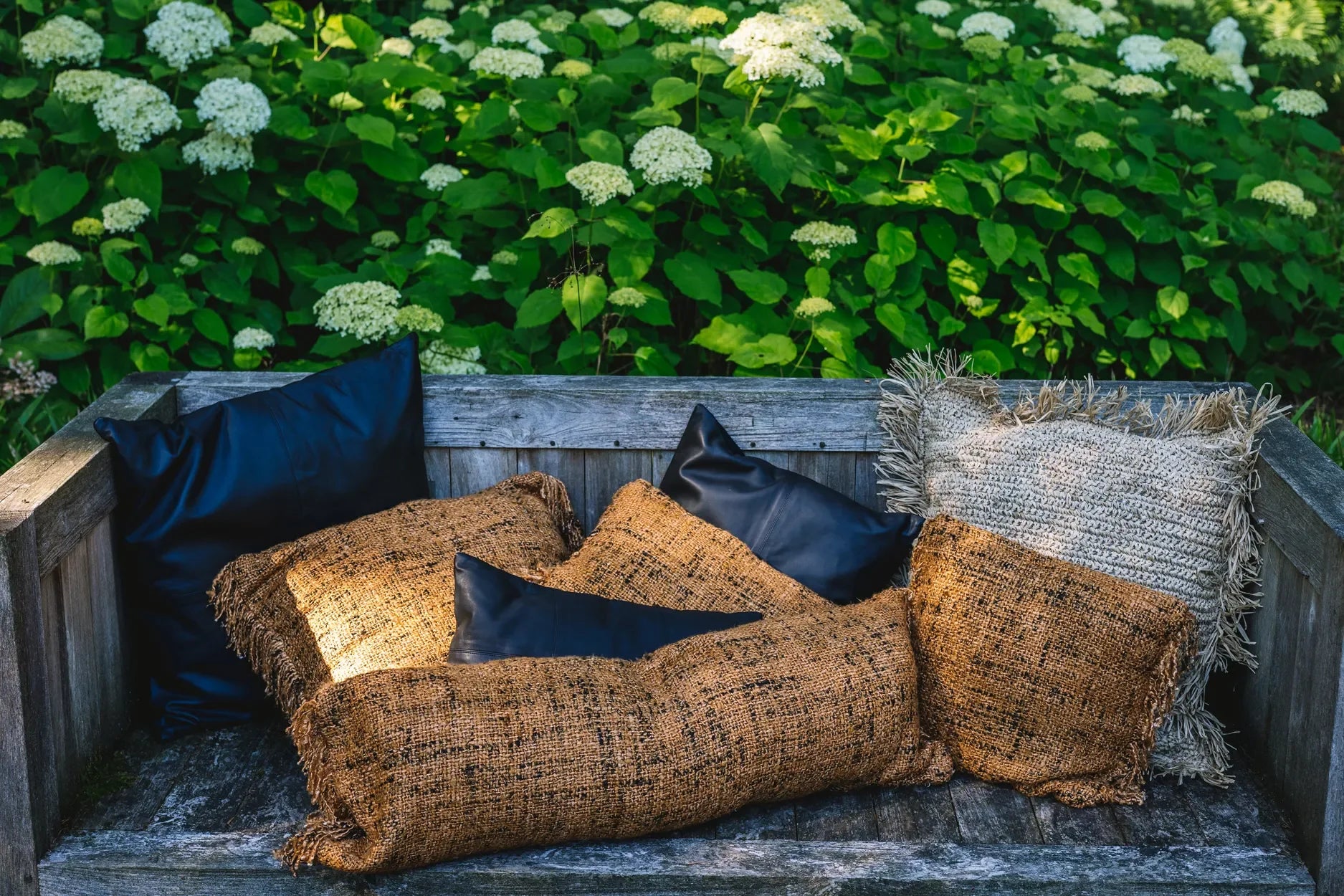 Coussins en coton cannelle noir sur un banc en bois dans la housse de 35x100 cm