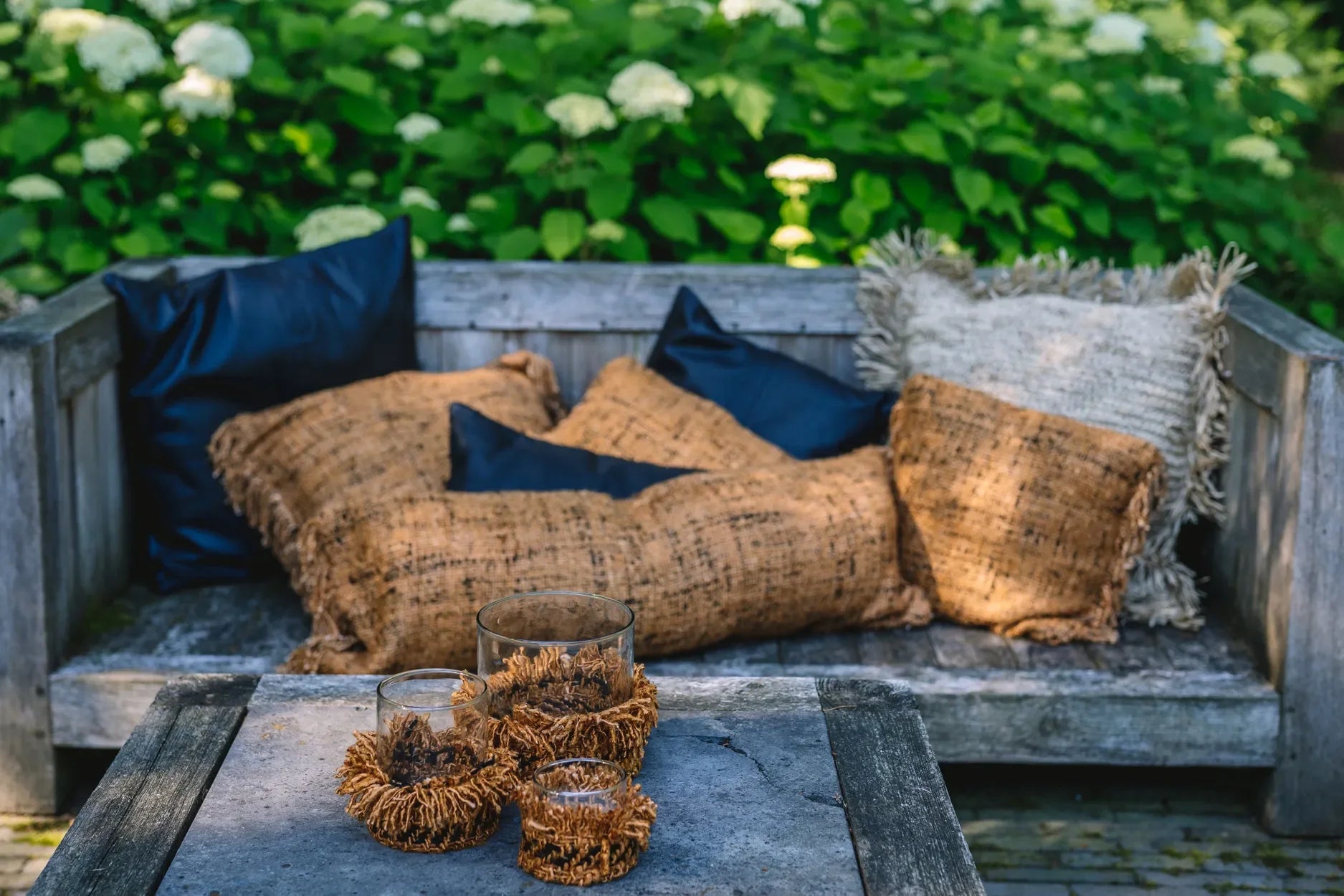 Housse de coussin en coton cannelle noir 35x100 cm avec une assise extérieure rustique